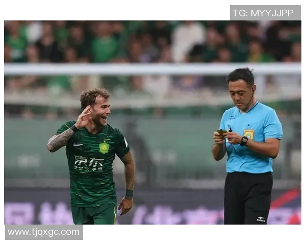 足球明星专用杯的独特设计与魅力展示让你领略足球的激情与风采 足球明星专用杯的独特设计与魅力展示让你领略足球的激情与风采